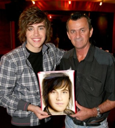 Idol - Matt & Wayne holding x box 400