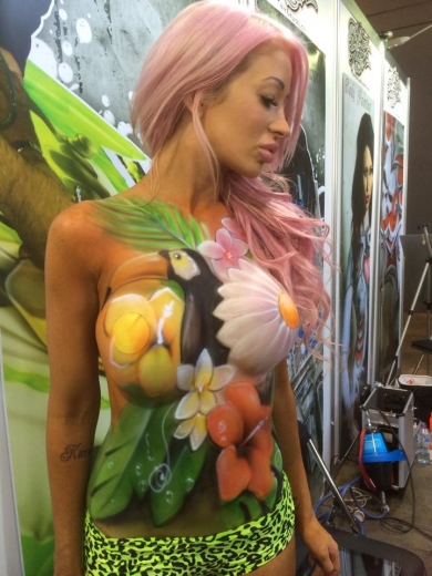 Airbrush body painting summer feel